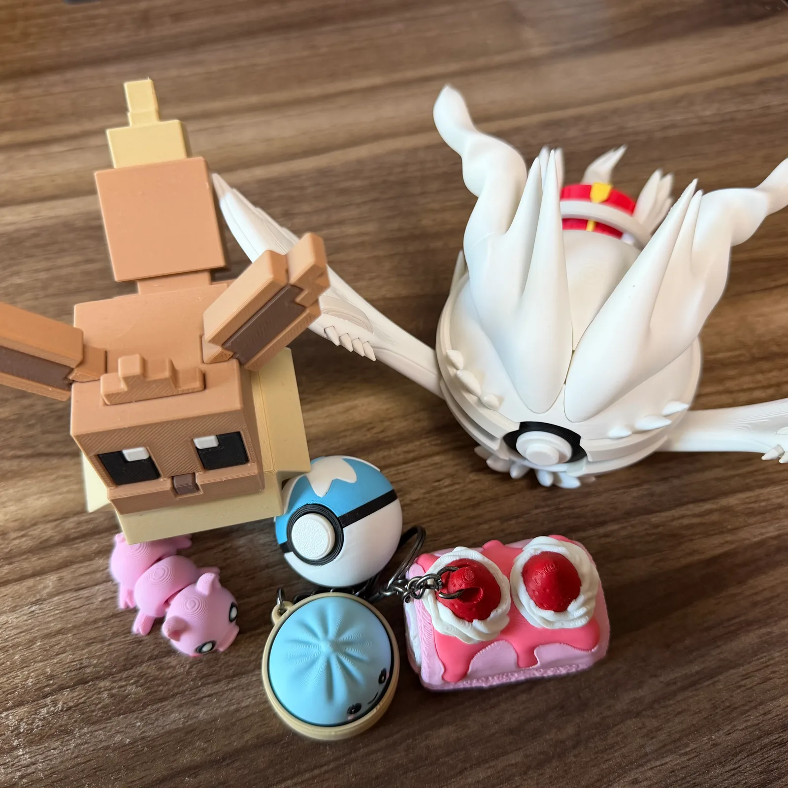 Keychain, small figure and large display piece side by side